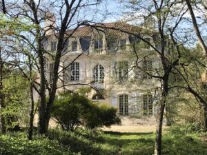 Manoir historique de Bougoiose comprenant une grange, une piscine et 4 hectares de terres mixtes