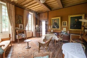 Manoir historique de Bougoiose comprenant une grange, une piscine et 4 hectares de terres mixtes