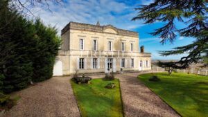 Sur les coteaux de Gironde, une propriété rare à saisir