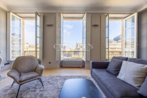 Bordeaux – Place de la Comédie – Prestigious Apartment with Terrace and Elevator