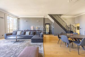 Bordeaux – Place de la Comédie – Prestigious Apartment with Terrace and Elevator