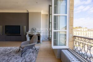 Bordeaux – Place de la Comédie – Prestigious Apartment with Terrace and Elevator