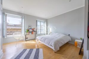 Bordeaux – Place de la Comédie – Prestigious Apartment with Terrace and Elevator