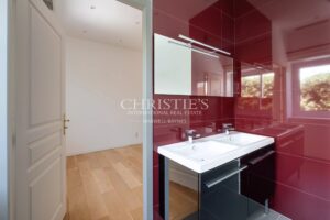Exceptional Renovated Apartment – 288 sqm – Stunning Rooftop with Basin Views