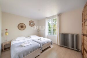 Prime Waterfront Villa with Bay Views – Fully Renovated