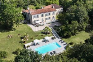 A well-presented, spacious 17th-century Maison de Maître in a tranquil setting.