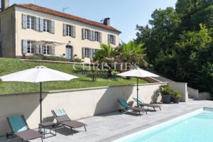 A well-presented, spacious 17th-century Maison de Maître in a tranquil setting.