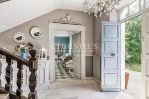 A well-presented, spacious 17th-century Maison de Maître in a tranquil setting.