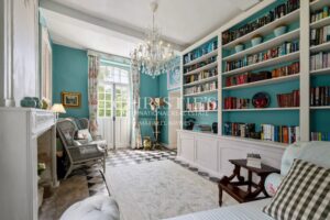 Une maison de maître spacieuse et bien entretenue du XVIIe siècle, située dans un cadre paisible.