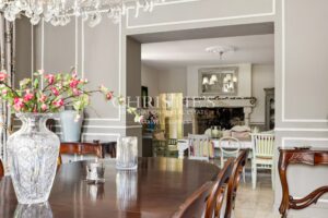 Une maison de maître spacieuse et bien entretenue du XVIIe siècle, située dans un cadre paisible.