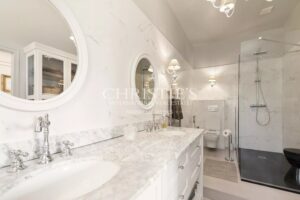 Une maison de maître spacieuse et bien entretenue du XVIIe siècle, située dans un cadre paisible.