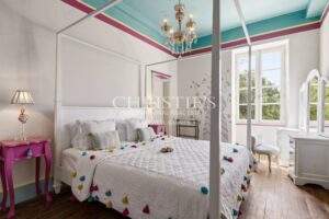 Une maison de maître spacieuse et bien entretenue du XVIIe siècle, située dans un cadre paisible.