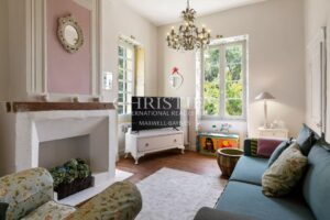A well-presented, spacious 17th-century Maison de Maître in a tranquil setting.