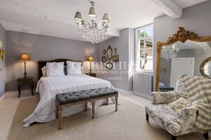 A well-presented, spacious 17th-century Maison de Maître in a tranquil setting.