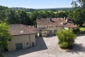 A well-presented, spacious 17th-century Maison de Maître in a tranquil setting.