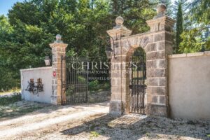 Superbe domaine de château au style architectural unique et saisissant, situé dans le Périgord Vert
