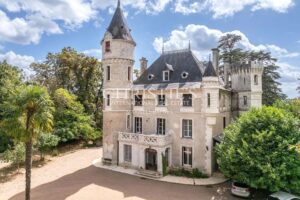 Superbe domaine de château au style architectural unique et saisissant, situé dans le Périgord Vert