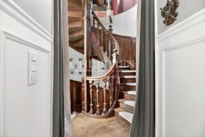 Superbe domaine de château au style architectural unique et saisissant, situé dans le Périgord Vert