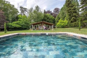 Superbe domaine de château au style architectural unique et saisissant, situé dans le Périgord Vert