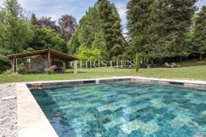 Superbe domaine de château au style architectural unique et saisissant, situé dans le Périgord Vert