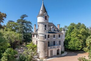 Superbe domaine de château au style architectural unique et saisissant, situé dans le Périgord Vert
