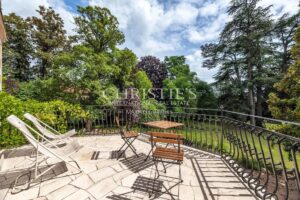 Superbe domaine de château au style architectural unique et saisissant, situé dans le Périgord Vert