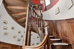 Superbe domaine de château au style architectural unique et saisissant, situé dans le Périgord Vert
