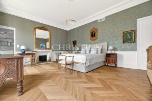 Superbe domaine de château au style architectural unique et saisissant, situé dans le Périgord Vert