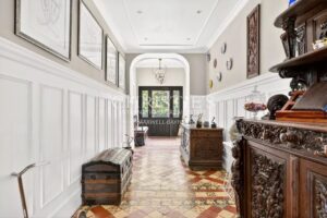 Superbe domaine de château au style architectural unique et saisissant, situé dans le Périgord Vert