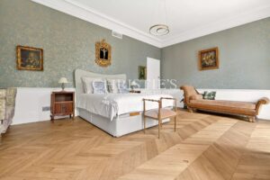 Superbe domaine de château au style architectural unique et saisissant, situé dans le Périgord Vert