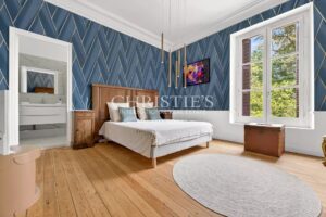Superbe domaine de château au style architectural unique et saisissant, situé dans le Périgord Vert