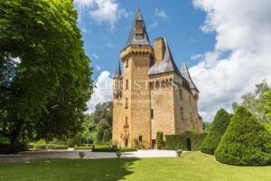 Exceptional riverside Dordogne château
