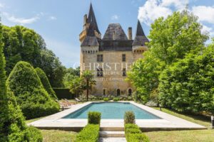 Exceptional riverside Dordogne château
