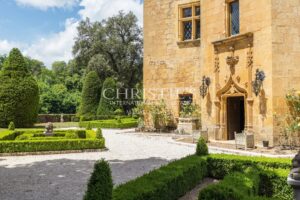 Exceptional riverside Dordogne château