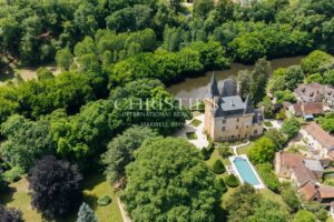 Exceptional riverside Dordogne château
