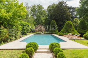 Exceptional riverside Dordogne château