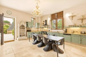 Exceptional riverside Dordogne château