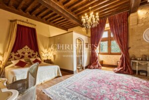 Exceptional riverside Dordogne château