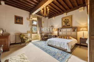 Exceptional riverside Dordogne château