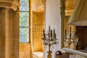 Exceptional riverside Dordogne château