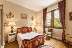 Exceptional riverside Dordogne château