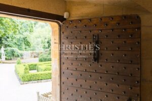 Exceptional riverside Dordogne château