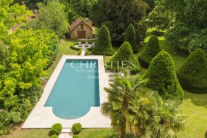 Exceptional riverside Dordogne château