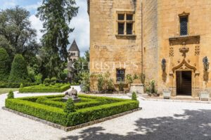 Exceptional riverside Dordogne château