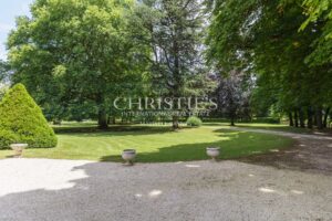 Exceptional riverside Dordogne château