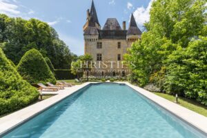 Exceptional riverside Dordogne château