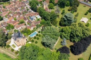 Exceptional riverside Dordogne château