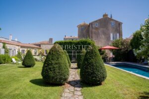 Renovated emblematic villa