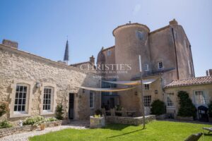Renovated emblematic villa