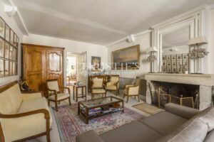 Elegant Bourgeois Townhouse with walled Garden, Swimming Pool and Outbuilding